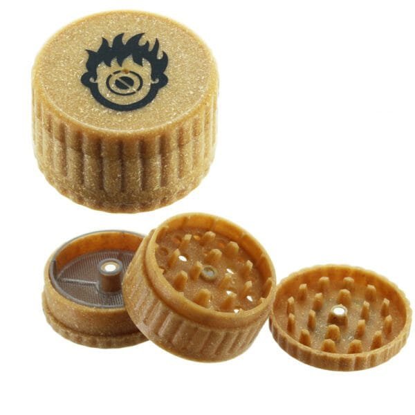 Grinder en chanvre avec récupérateur de pollen en position ouvert et fermé.