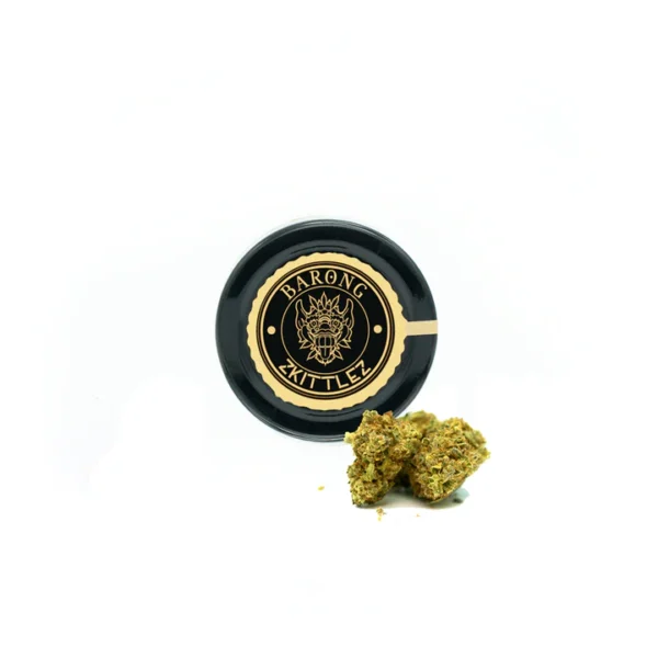 Dessus d'un pot de fleurs de CBD avec une fleur à côté.