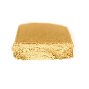 Morceau de hash CBD jaune.